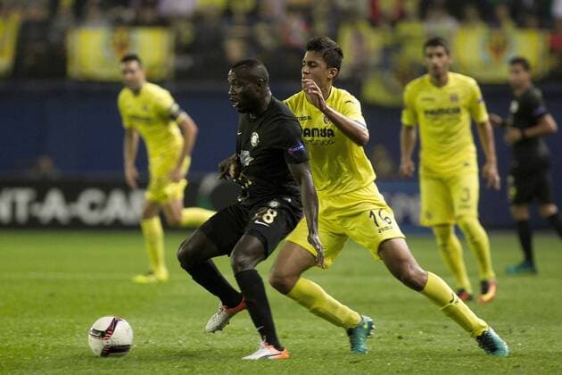 Osmanlispor s John Delarge (L) in action against Villarreal s Rodirgo Hernandez during their Europa League 4th round match at El Madrigal stadium in Villarreal, Valencian Community, Spain, 03 November 2016. EFE Domenech Castello VILLARREAL VS. OSMANLISPOR !ACHTUNG: NUR REDAKTIONELLE NUTZUNG!  VIL001 20161103-636138066898568414