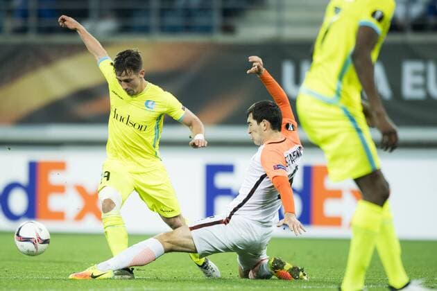 Gent s Brecht Dejaegere and Shakhtar Donetsk s midfielder Taras Stepanenko fight for the ball during a soccer game between Belgian team KAA Gent and Ukrainian club FC Shakhtar Donetsk, in Gent Thursday 03 November 2016, the fourth match of the group stage of the Europa League competition in Group H. JASPERxJACOBS  x04971986x