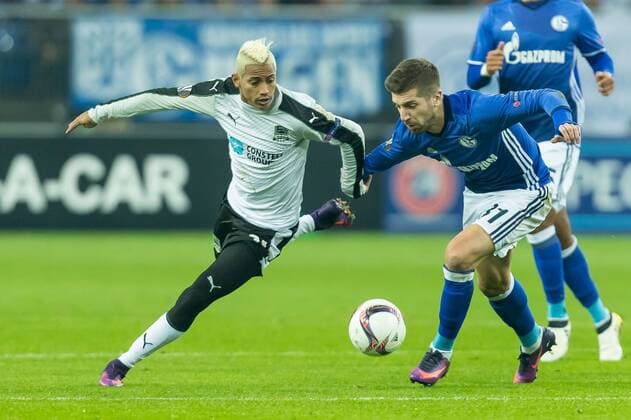 Gelsenkirchen, Germany 03.11.2016, UEFA Europa League - 2016 17 Season, Gruppenphase, 4. Spieltag - Matchday 4, FC Schalke 04 - FC Krasnodar, Matija Nastasic (S04) gegen Ricardo Laborde ( DeFodi048