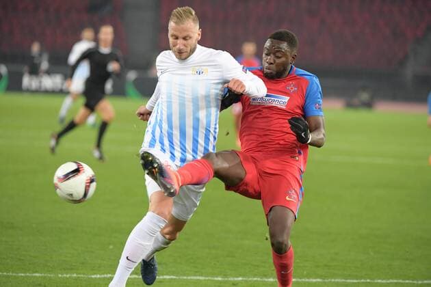 02.11.2016 Zürich Schweiz Fussball Stadion Letzigrund Europa League FC Zürich - Steaua Bukarest Bild zeigt Dzengis Cavusevic (FC Zürich) li. gegen Wilfried Moka (Steaua) Aktion Zwikampf 
