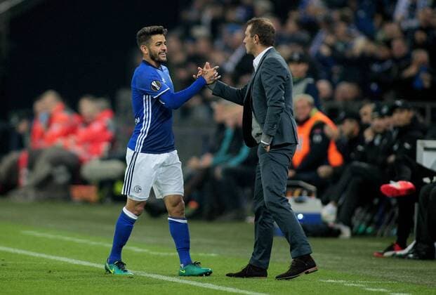 03.11.2016 - Junior Caicara (FC Schalke 04) freut sich mit Cheftrainer Markus Weinzierl (FC Schalke 04) über sein Tor zum 1:0 beim Europa League Gruppenspiel (Saison 2016 17) FC Schalke 04 - FK Krasnodar. Copyright Thomas Pakusch