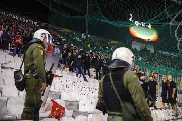 Fußball, EL, Polizei gerift im Lüttich Fanblock ein, Panathinaikos Athen - Standard Lüttich Standard s supporters pictured during a soccer game between Greek club Panathinaikos F.C. and Belgian team Standard de Liege in Athens, Greece, Thursday 03 November 2016, the fourth game of the group stage of the Europa League competition in Group G. NICOLASxLAMBERT  x04972028x