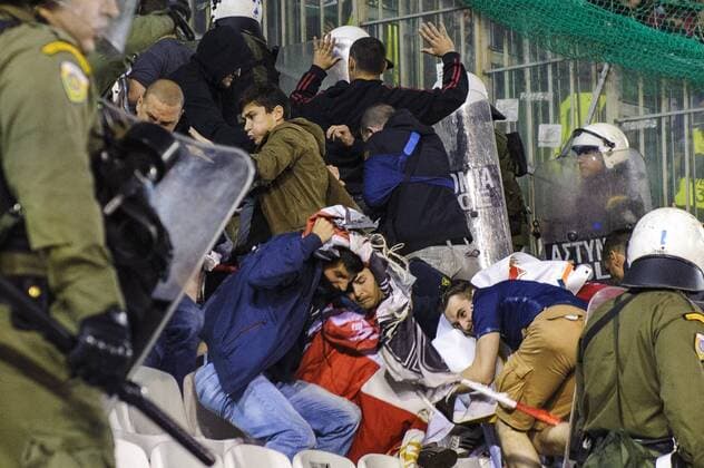 Fußball, EL, Polizei gerift im Lüttich Fanblock ein, Panathinaikos Athen - Standard Lüttich Standard s supporters pictured during a soccer game between Greek club Panathinaikos F.C. and Belgian team Standard de Liege in Athens, Greece, Thursday 03 November 2016, the fourth game of the group stage of the Europa League competition in Group G. NICOLASxLAMBERT  x04972034x