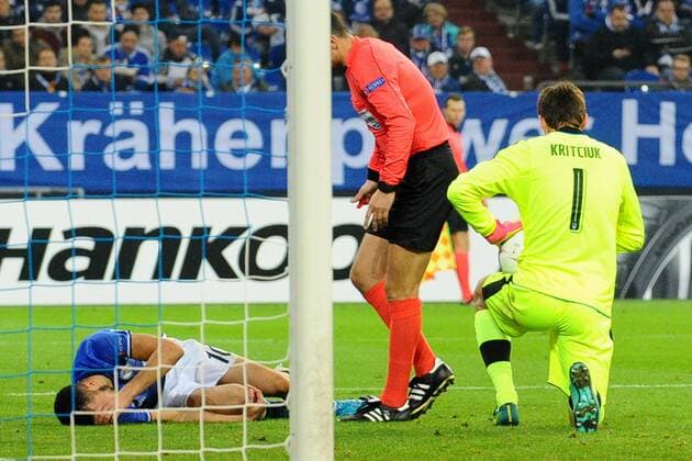 GER, Europa League, FC Schalke 04 vs FK Krasnodar 03.11.2016, Veltins-Arena, Gelsenkirchen, GER, Europa League, FC Schalke 04 vs FK Krasnodar, im Bild Nabil Bentaleb ( Schalke 10 ), links bleibt nach Zusammenprall mit Torhüter Stanislav Kritsyuk ( Krasnodar 1 ), rechts verletzt liegen Foto © nordphoto Treese nordphotoxTreese