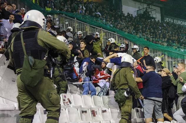 Fußball, EL, Polizei gerift im Lüttich Fanblock ein, Panathinaikos Athen - Standard Lüttich Standard s supporters pictured during a soccer game between Greek club Panathinaikos F.C. and Belgian team Standard de Liege in Athens, Greece, Thursday 03 November 2016, the fourth game of the group stage of the Europa League competition in Group G. NICOLASxLAMBERT  x04972032x