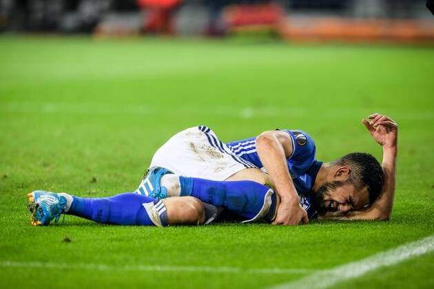 Nabil Bentaleb (FC Schalke 04 10) haelt sich das rechte Knie, Verletzung beim Europa League Spiel zwischen FC Schalke 04 vs FC Krasnodar am 03.11.2016 Gelsenkirchen Copyright: xSchuelerx xEibnerx-xPressefotox