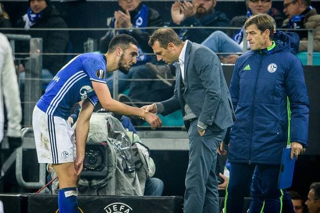 Nabil Bentaleb (FC Schalke 04 10) haelt sich das rechte Knie, Verletzung mit Trainer Markus Weinzierl (FC Schalke 04) beim Europa League Spiel zwischen FC Schalke 04 vs FC Krasnodar am 03.11.2016 Gelsenkirchen Copyright: xSchuelerx xEibnerx-xPressefotox