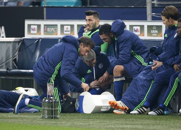03.11.2016, Fussball UEFA Europa League, 2016 17, 4. Spieltag, FC Schalke 04 - FK Krasnodar, abil Bentaleb (Schalke 04), re., scheidet verletzt aus und muss am Knie behandelt werden