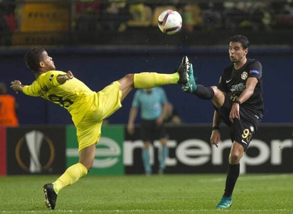 Villarreal s Jonathan Dos Santos (L) fights for the ball with Osmanlispor s Adam Maher during their Europa League 4th round match at El Madrigal stadium in Villarreal, Valencian Community, Spain, 03 November 2016. EFE Domenech Castello VILLARREAL VS. OSMANLISPOR !ACHTUNG: NUR REDAKTIONELLE NUTZUNG!  VIL001 20161103-636138100898599415