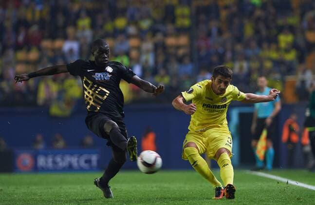November 3, 2016 - Villarreal, Castellon, Spain - Jose Angel Jurado of Villarreal CF in action against Aminu Umar of Osmanlispor FK during the UEFA Europa League Group L football match between Villarreal CF and Osmanlispor FK at El Madrigal Stadium, on November 3, 2016. Villarreal CF v Osmanlispor - UEFA Europa League  - ZUMAn230 20161103_zaa_n230_023