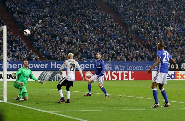 03.11.2016 - Ricardo Laborde (FK Krasnodar) und Matija Nastasic (FC Schalke 04) beim Europa League Gruppenspiel (Saison 2016 17) FC Schalke 04 - FK Krasnodar. Copyright Thomas Pakusch