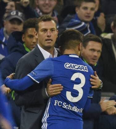 Europa League FC Schalke 04 - FK Krasnodar 03.11.2016 Trainer Markus Weinzerl (S04) jubelt mit Junior Caicara (Schalke) nach dessen 1:0 HM