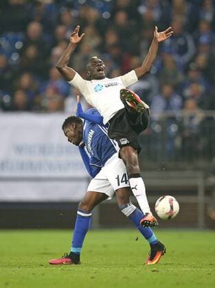 03.11.2016, Fussball UEFA Europa League 2016 2017, Gruppenphase, 4.Spieltag, FC Schalke 04 - FK Krasnodar, in der VELTINS-Arena Gelsenkirchen. v.l. Abdul Rahman Baba (Schalke) gegen Kouassi Eboue (FK Krasnodar) 