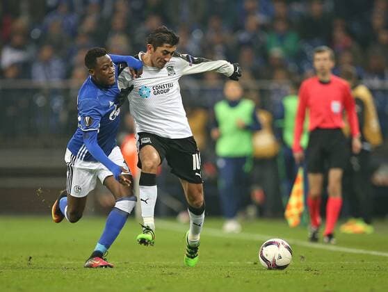 03.11.2016, Fussball UEFA Europa League 2016 2017, Gruppenphase, 4.Spieltag, FC Schalke 04 - FK Krasnodar, in der VELTINS-Arena Gelsenkirchen. v.l. Abdul Rahman Baba (Schalke) gegen Odil Akhmedov (FK Krasnodar) 