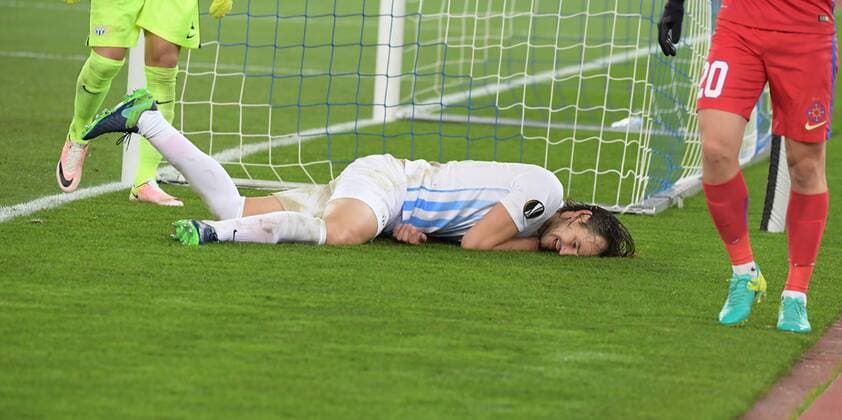 02.11.2016 Zürich Schweiz Fussball Stadion Letzigrund Europa League FC Zürich - Steaua Bukarest Bild zeigt Alain Nef (FC Zürich)am Boden Aktion Einzelbild 