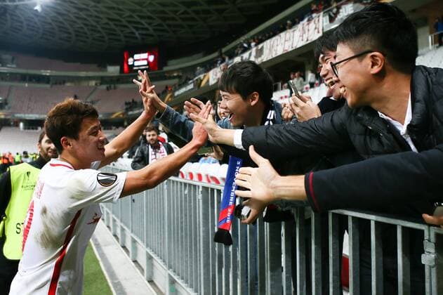 SOCCER - EL, Nice vs RBS NICE,FRANCE,03.NOV.16 - SOCCER - UEFA Europa League, group stage, OGC Nice vs Red Bull Salzburg. Image shows Hee Chan Hwang (RBS) and fans. GEPAxpictures xFelixxRoittner