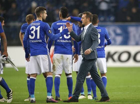 03.11.2016, Fussball UEFA Europa League, 2016 17, 4. Spieltag, FC Schalke 04 - FK Krasnodar, rainer Markus Weinzierl (FC Schalke 04), re., gratuliert Matija Nastasic (FC Schalke 04)