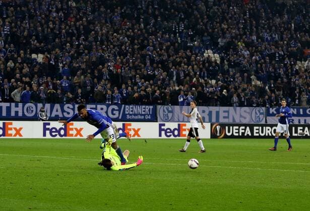 03.11.2016 - Eric Maxim Choupo-Moting (FC Schalke 04) geht nach einem Zweikampf mit Stanislav Kritsyuk (FK Krasnodar) zu Boden beim Europa League Gruppenspiel (Saison 2016 17) FC Schalke 04 - FK Krasnodar. Copyright Thomas Pakusch