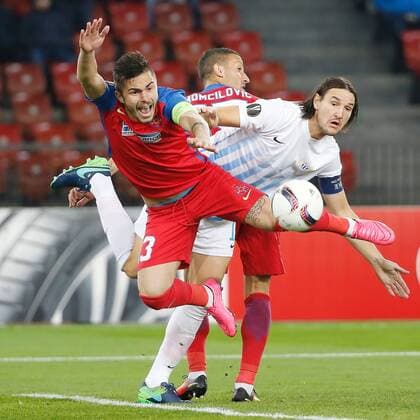 Bilder des Tages - SPORT 03.11.2016 Letzigrund Stadion Zürich , SCHWEIZ , Herren Fussball UEFA Europa League FC Zürich - Steaua Bukarest Alin Tosca (li,Bukarest) gegen Alain Nef (FC Zürich) 