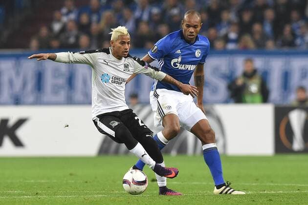 Fußball Europa League Gruppenphase 4. Spieltag Schalke 04 - FC Krasnodar am 03.11.2016 in der Veltins Arena in Gelsenkirchen Ricardo Laborde ( Krasnodar ), vorne - Naldo ( Schalke ), hinten xRx
