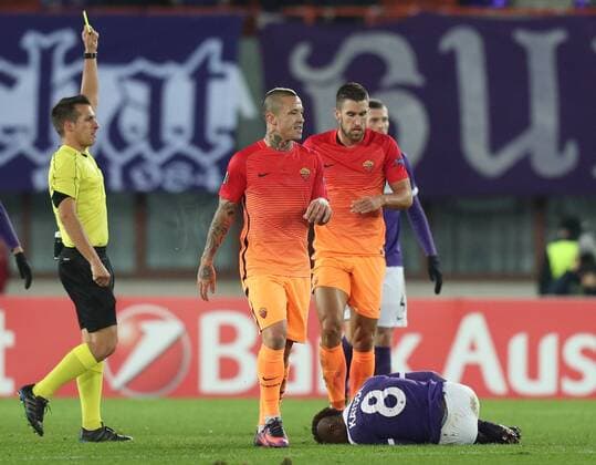 SOCCER - EL, A.Wien vs Roma VIENNA,AUSTRIA,03.NOV.16 - SOCCER - UEFA Europa League, group stage, FK Austria Wien vs AS Roma. Image shows referee Asim Khudiyev (AZE), Radja Nainggolan, Kevin Strootman (Roma) and Olarenwaju Kayode (A.Wien). GEPAxpictures xChristianxOrt
