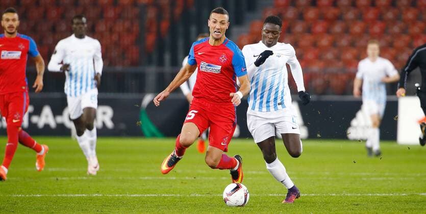 03.11.2016 Letzigrund Stadion Zürich , SCHWEIZ , Herren Fussball UEFA Europa League FC Zürich - Steaua Bukarest Marko Momcilovic (li,Bukarest) gegen Moussa Kone (FC Zürich) 