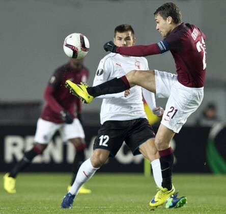 From left: Ovidiu Hoban of Hapoel and David Lafata of Sparta in action during the European league match AC Sparta Praha vs Hapoel Beer-Sheva FC in Prague, Czech Republic, November 3, 2016. (CTKxPhoto MichalxKamaryt) CTKPhotoP201611031219901  kmt 7