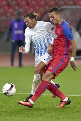 Li. Adrian Winter, FCZ, re. Marko Momcilovic, SB, FC Zuerich - Steaua Bukarest, Europa League, Fussball, 03.11.2016 