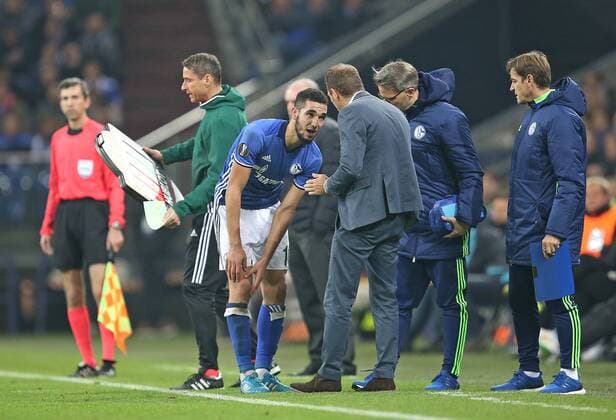 03.11.2016, Fussball UEFA Europa League 2016 2017, Gruppenphase, 4.Spieltag, FC Schalke 04 - FK Krasnodar, in der VELTINS-Arena Gelsenkirchen. v.l. Nabil Bentaleb (Schalke) und Trainer Markus Weinzierl (Schalke) 