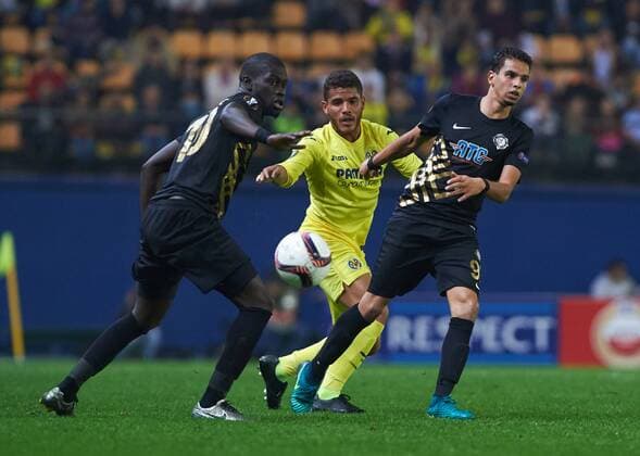 November 3, 2016 - Villarreal, Castellon, Spain - Jonathan Dos Santos of Villarreal CF in action against Badou Ndiaye and Adam Maher of Osmanlispor FK during the UEFA Europa League Group L football match between Villarreal CF and Osmanlispor FK at El Madrigal Stadium, on November 3, 2016. Villarreal CF v Osmanlispor - UEFA Europa League  - ZUMAn230 20161103_zaa_n230_161