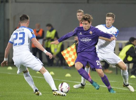 Fußball, EL, AC Florenz - Slovan Liberec IPP20161103 Football - soccer: UEFA Europa League 2016 2017, AC Florenz - Slovan Liberec, il centrocampista della Fiorentina Federico Chiesa in contrasto con Lukas Bartosak xHOCHxZWEIx xItalyxPhotoxPressx 