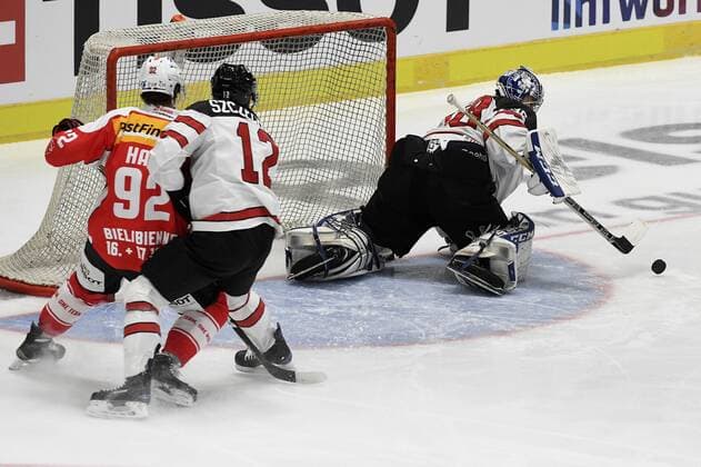 Eishockey Deutschland Cup 2016: Kanada vs Schweiz am 04.11.2016 im Curt-Frenzel-Stadion in Augsburg Salve von Kanadas Goalie Daniel Taylor 30 KHL Medvescak Zagreb (KHL) WD