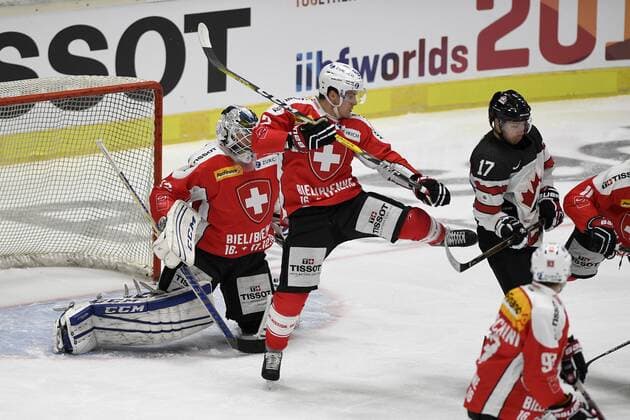 Eishockey Deutschland Cup 2016: Kanada vs Schweiz am 04.11.2016 im Curt-Frenzel-Stadion in Augsburg Wenig Sicht fuer Schweiz™ Goalie Tobias Stephan 52 EV Zug (NLA) weil ihm Schweiz™ Noah Schneeberger 32 HC Davos (NLA) im Weg steht WD