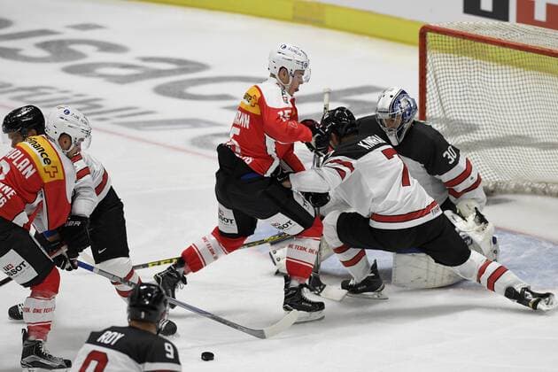 Eishockey Deutschland Cup 2016: Kanada vs Schweiz am 04.11.2016 im Curt-Frenzel-Stadion in Augsburg Viel Verkehr vor dem Tor von Kanadas Goalie Daniel Taylor 30 KHL Medvescak Zagreb (KHL) WD