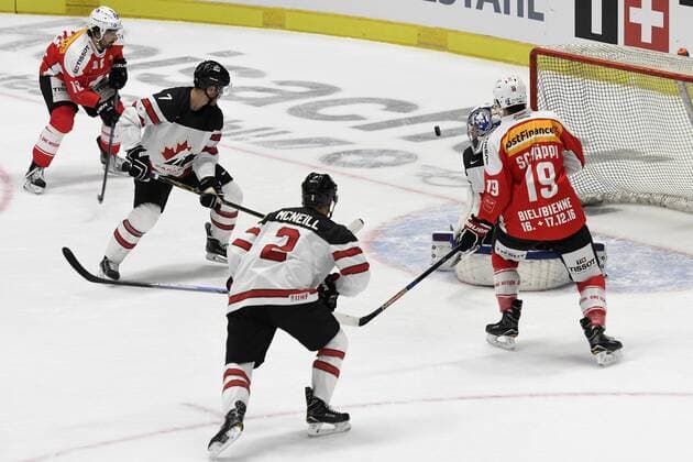 Eishockey Deutschland Cup 2016: Kanada vs Schweiz am 04.11.2016 im Curt-Frenzel-Stadion in Augsburg Save von Kanadas Goalie Daniel Taylor 30 KHL Medvescak Zagreb (KHL) vor Schweiz™ Gregory Hofmann 15 HC Lugano (NLA) WD