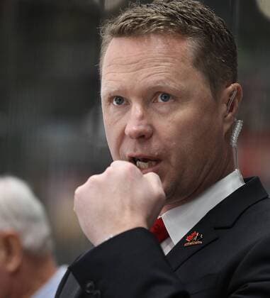 Mike Stewart (Trainer Augsburger Panther, re.) als Co-Trainer Team Kanada spricht in sein Mikrofon, Kanada - Schweiz, Endstand 3:0, Eishockey, Deutschland-Cup 2016, Augsburg, 04.11.2016