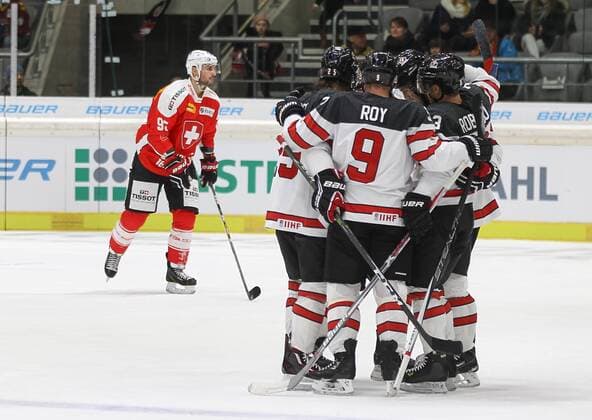 Bilder des Tages - SPORT Torjubel Kanada, 3:0 Auftaktsieg gegen die Schweiz, Kanada - Schweiz, Endstand 3:0, Eishockey, Deutschland-Cup 2016, Augsburg, 04.11.2016