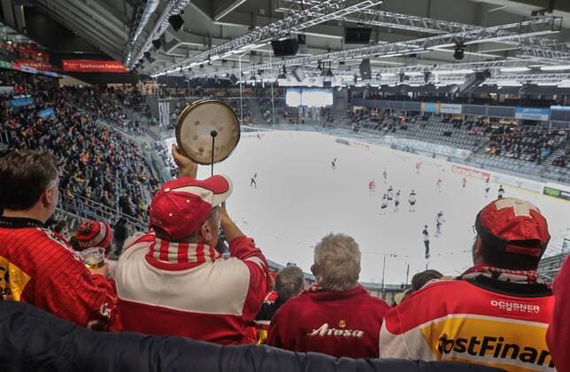 Schweizer Fans feuern ihr Team an im Curt-Frenzel-Stadion Augsburg, Kanada - Schweiz, Endstand 3:0, Eishockey, Deutschland-Cup 2016, Augsburg, 04.11.2016