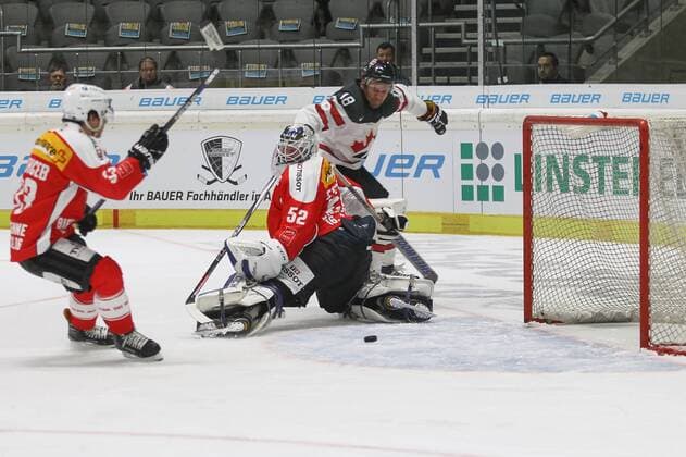 Jon Matsumoto (Team Kanada) scheitert knapp an Tobias Stephan (Torhüter Schweiz), Kanada - Schweiz, Endstand 3:0, Eishockey, Deutschland-Cup 2016, Augsburg, 04.11.2016