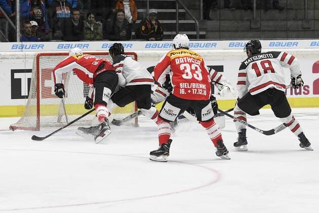 Eishockey Deutschland Cup 2016: Kanada vs Schweiz am 04.11.2016 im Curt-Frenzel-Stadion in Augsburg Schweiz™ Vincent Praplan 8 Kloten Flyers (NLA) und Kanadas Jesse Blacker 6 Nuernberg Ice Tigers (DEL) sehen wie der Puck am Tor vorbeitrudelt WD
