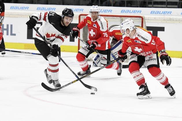 Eishockey Deutschland Cup 2016: Kanada vs Schweiz am 04.11.2016 im Curt-Frenzel-Stadion in Augsburg Kanadas Curtis Hamilton 21 SaiPa (Liiga) gegen Schweiz™ Gregory Hofmann 15 HC Lugano (NLA) WD