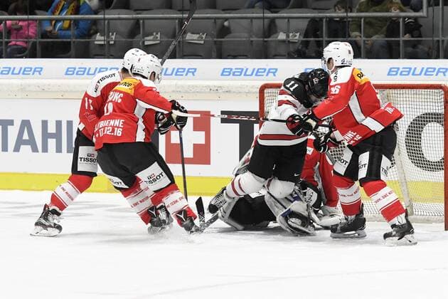 Eishockey Deutschland Cup 2016: Kanada vs Schweiz am 04.11.2016 im Curt-Frenzel-Stadion in Augsburg Kanadas Bud Holloway 11 CSKA Moscow (KHL) stuerzt ueber Schweiz™ Goalie Tobias Stephan 52 EV Zug (NLA) WD