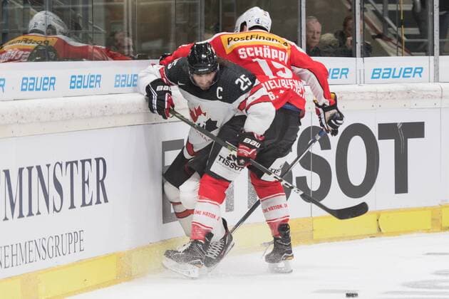 Im Bild Reto SCHÄPPI (Schaeppi Schappi, Schweiz, 19) nagelt Maxim TALBOT (Kanada, 25) in die Bande Zweikampf um den Puck xmfx