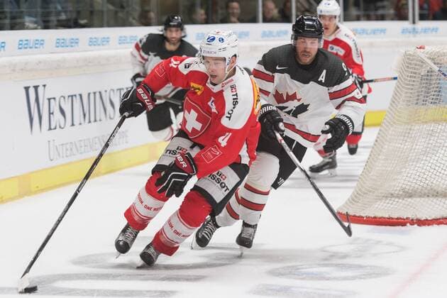 Im Bild Patrick GEERING (Schweiz, 4), Derek ROY (Kanada, 9) Zweikampf um den Puck xmfx
