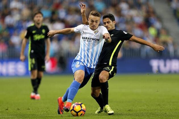 Malaga CF s midfielder Javier Ontiveros (L) fights for the ball with Nacho Cases (R) of Sporting Gijon during their Spanish Primera Division League s match played at La Rosaleda stadium in Malaga, southern Spain, 04 November 2016. Malaga vs. Sporting !ACHTUNG: NUR REDAKTIONELLE NUTZUNG!  20161104-636139000816822791