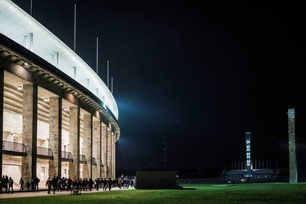 Bilder des Tages - SPORT Berlin, Deutschland, 04.11.2016: Fußball 1. Bundesliga Saison 2016 2017 - Hertha BSC - Borussia Moenchengladbach. Olympiastadion