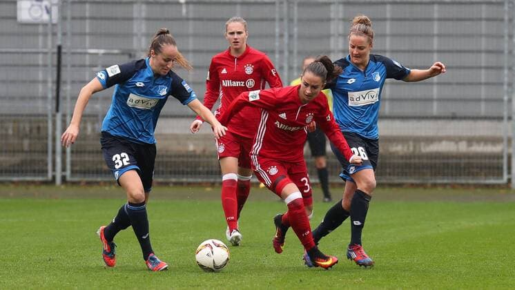 v.li.: Tamar Dongus (TSG, 32), Vivianne Miedema (FCB, 10), Sara Ilonka Däbritz (Sara Daebritz, FCB, 33), Sophie Howard (TSG, 26), Zweikampf, Duell, duel, tackle, tackling, Dynamik, Action, Aktion, Fussball, Allianz Frauen-Bundesliga, TSG 1899 Hoffenheim - FC Bayern München, xozx