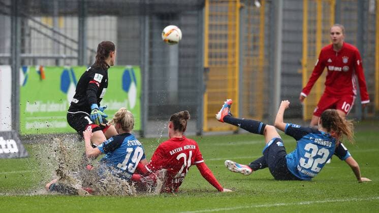 v.li.: Martina Tufekovic (Torwart, TSG, 1), Judith Steinert (TSG, 19), Simone Laudehr (FCB, 21), Tamar Dongus (TSG, 32), Vivianne Miedema (FCB, 10), Wasserschlacht in Hoffenheim, Fussball, Allianz Frauen-Bundesliga, TSG 1899 Hoffenheim - FC Bayern München, xozx