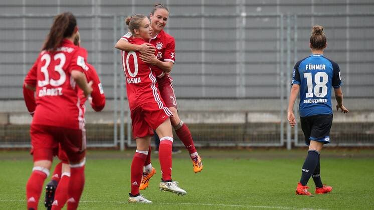 v.li.: Torschützin Vivianne Miedema (FCB, 10), Gina Lewandowski (FCB, 2) jubeln über das Tor zum 0:1, Jubel, Torjubel, Torerfolg, celebrate the goal, goal, celebration, Jubel ueber das Tor, optimistisch, Action, Aktion, Fussball, Allianz Frauen-Bundesliga, TSG 1899 Hoffenheim - FC Bayern München, xozx