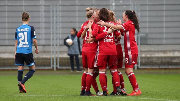 Spielerinnen des FC Bayern München jubeln über das Tor zum 0:1, Jubel, Torjubel, Torerfolg, celebrate the goal, goal, celebration, Jubel ueber das Tor, optimistisch, Action, Aktion, Fussball, Allianz Frauen-Bundesliga, TSG 1899 Hoffenheim - FC Bayern München, xozx